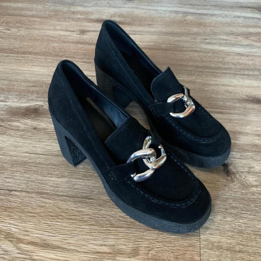 What For velour block heel loafers in black w/ silver chain - size 9 womens
